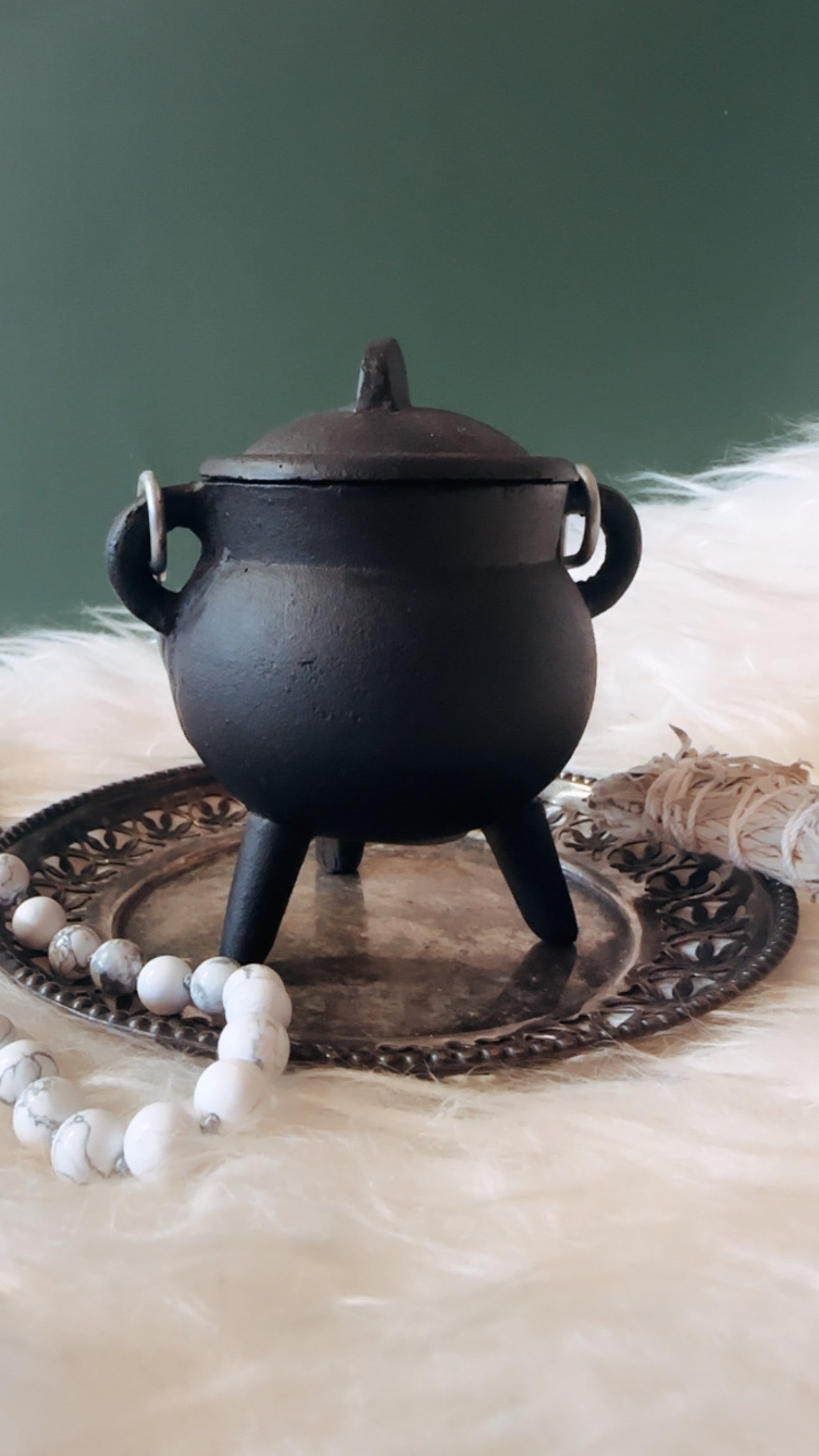Cast Iron Cauldron with Lid